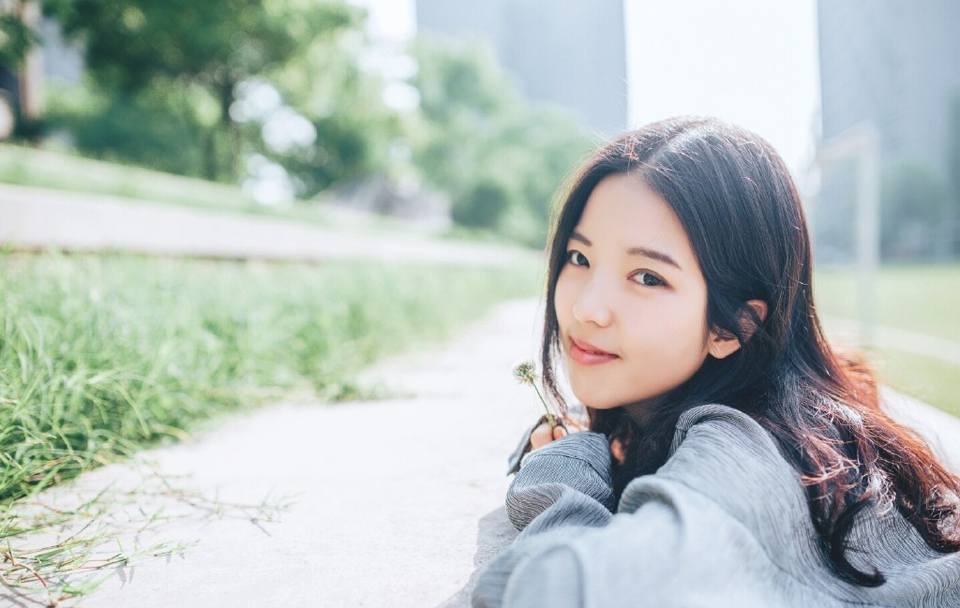 皱了皱眉，陈到再次看了伏德一眼，没有多说什么，只是叹了口气，踩着泥泞的道路，准备离开，也是在此时，一名亲卫突然惊讶的看向一个方向，惊呼道：“将军，快看！”